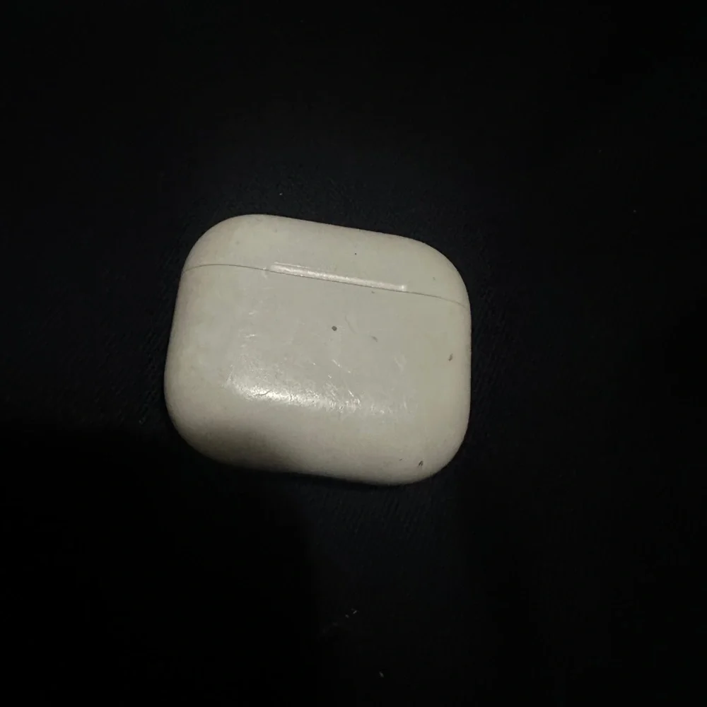 Apple Airpods 2nd Generation - case and only Left side AirPod Used